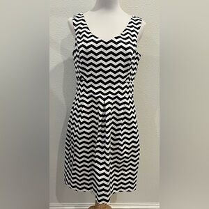 White House Black Market - WHBM - Women’s Chevron Dress Sz 12 Sleeveless Pleated